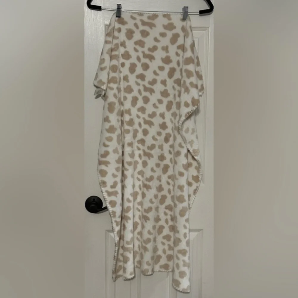 Silver One Soft Neutral Animal Print Blanket 30” x 39”